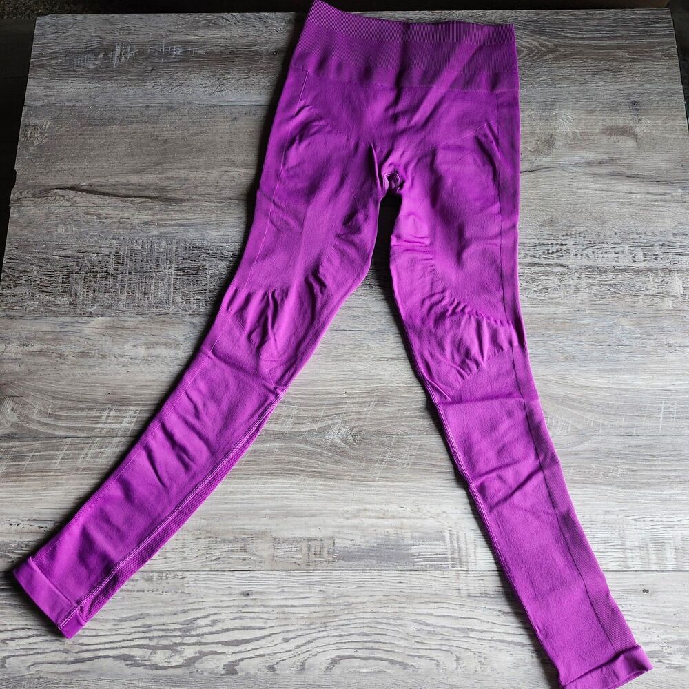 (8) Lululemon leggings